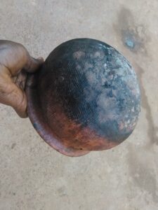 Petite marmite en poterie artisanale, typique des marchés traditionnels africains.
