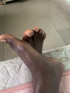 Pieds nus d’un adulte marchant ou debout sur un sol en terre