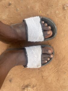 Pieds d’un adulte, nus sur un sol naturel
