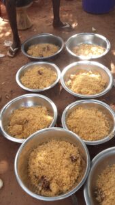 Une sélection de plats africains à base de riz, préparés avec des épices et des ingrédients locaux typiques des différentes régions du continent.