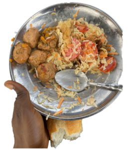 Plat de salade de chou frais avec des tomates et des boulettes de poisson croustillantes.