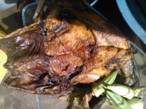Un plateau garni de poissons fumés, mettant en lumière une tradition culinaire africaine.
