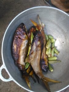 Bol de poissons séchés accompagné de gombos, un plat riche en saveurs typique des cuisines d'Afrique de l'Ouest.