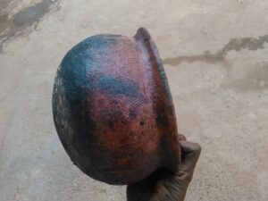 Canari en argile, fabriqué à la main, utilisé pour garder l'eau fraîche dans les foyers africains.