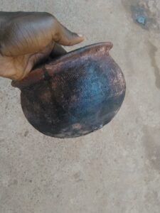 poterie1 Canari en poterie artisanale, utilisé pour conserver l'eau fraîche dans les foyers africains.