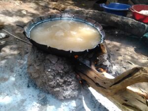 Un processus traditionnel d'extraction du sel par cuisson de l'eau salée, une méthode courante dans certaines régions d'Afrique.