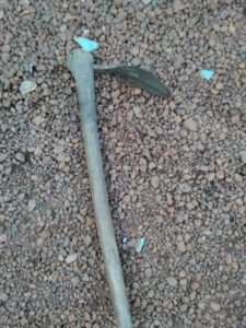 Une daba, outil agricole traditionnel utilisé pour l'agriculture dans un village africain.