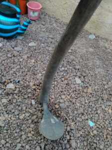 Une daba, un outil agricole traditionnel utilisé pour l'agriculture conventionnelle dans un village en Afrique.