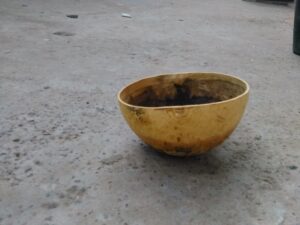 Une calebasse traditionnelle posée sur le sol.