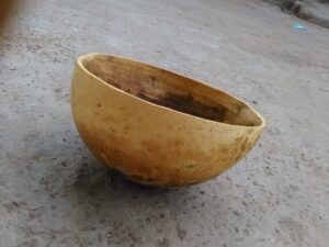 Une calebasse traditionnelle unique posée sur le sol.