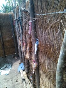 Vue rapprochée ou générale d'un mur de douche extérieur en paille dans un village d'Afrique.