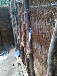 Le mur de paille, un élément clé de la douche traditionnelle africaine.