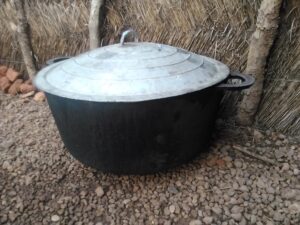 Grande marmite africaine, prête pour la cuisson de plats communautaires