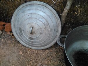Image d'un grand couvercle en métal ou en bois, utilisé pour une grande marmite en Afrique