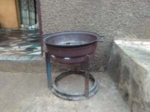 Fourneau artisanal africain, témoignant du savoir-faire des forgerons