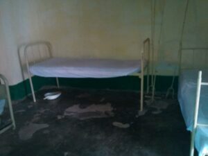 Lecho hospitalario visible en un entorno médico en África.