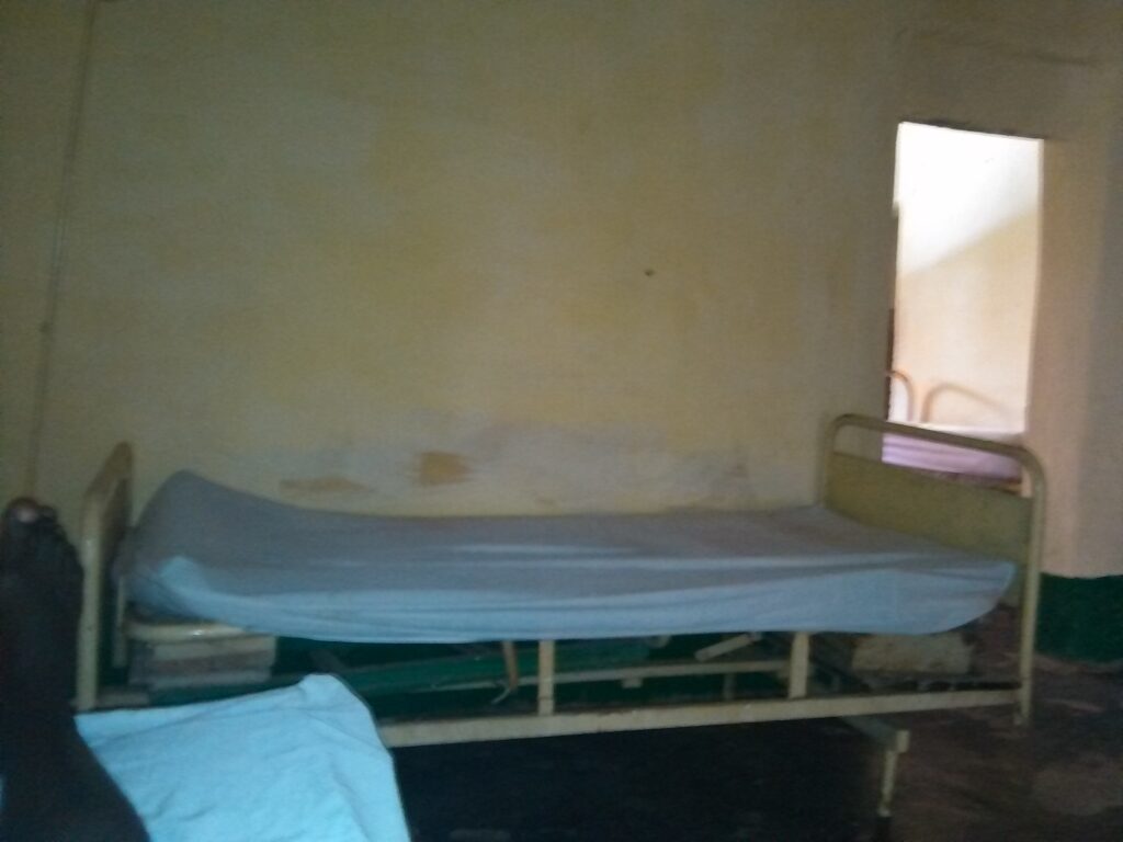 Image d'un lit d'hôpital en Afrique, dans un établissement de santé
