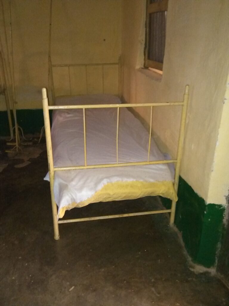 Lit d'hôpital visible dans un hôpital ou un centre de santé en Afrique