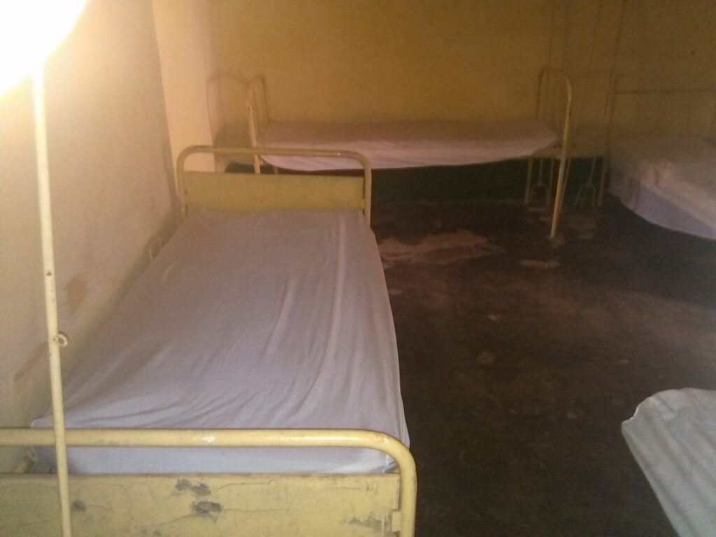 Image d'un lit d'hôpital en métal ou simple, dans un établissement de santé en Afrique