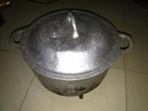 Image d'une marmite africaine de taille courante, vide ou en cours d'utilisation