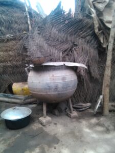 Image d'une grande marmite en métal ou en terre cuite, utilisée dans les cuisines africaines