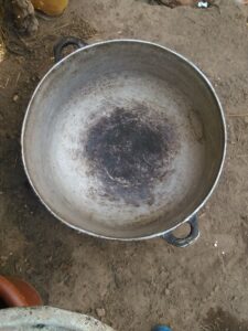Grande marmite, élément central de la cuisine africaine traditionnelle