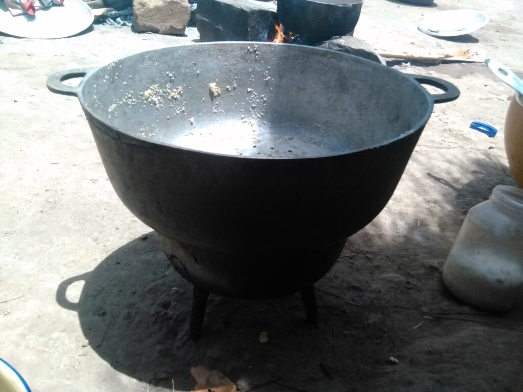 marmite afriMarmite en métal ou en terre cuite avec de la vapeur, dans un contexte africainque053
