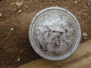 Grande plaque ou couvercle en métal avec des motifs gravés ou en relief