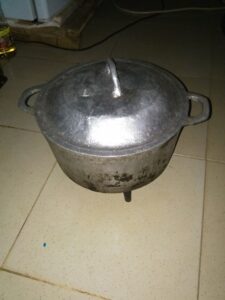 Ustensile de cuisine africain : Marmite de taille moyenne visible