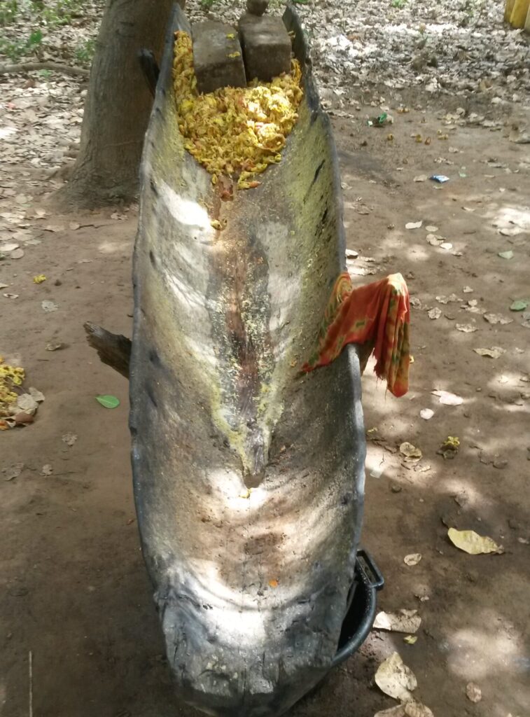 Passoire traditionnelle africaine en bois, forme allongée