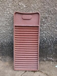 Planche à laver en caoutchouc utilisée en Afrique pour le lavage du linge