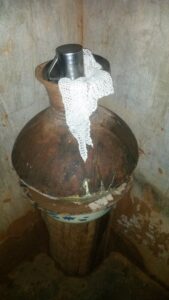 Canari africain en terre cuite rempli d'eau potable, couvert d'un torchon propre