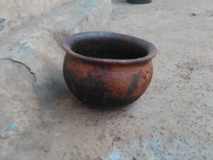 Petite sculpture de canari en poterie de terre cuite, représentant un oiseau africain