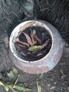 Un grand canari artisanal laissé à l'abandon dans un village africain