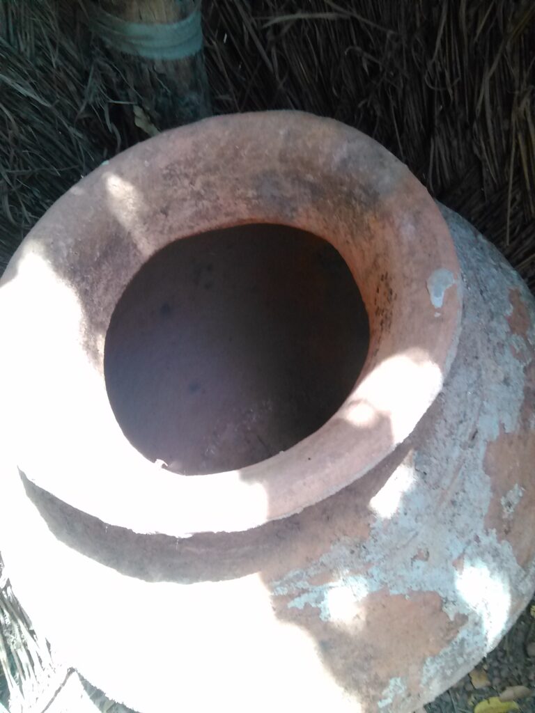 Un grand canari artisanal fabriqué à la main dans un village africain