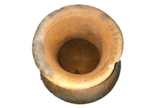 Canari artisanal africain sculpté à la main, conçu pour stocker de l'eau, avec des motifs traditionnels africains.