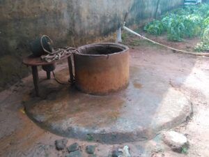 Un puits en pierre ou en bois, situé au centre d’un village africain, utilisé par la communauté pour puiser de l’eau.