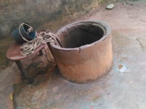 Un puits en pierre ou en bois, situé au centre d’un village africain, utilisé par la communauté pour accéder à l’eau.