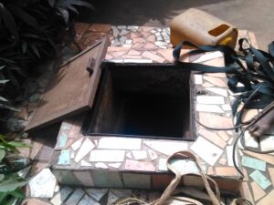 Un puits en pierre ou en bois, situé au centre d’un village africain, utilisé pour l’approvisionnement en eau.