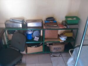 Armoires et étagères résistantes en métal ou plastique pour organiser le matériel médical dans les établissements de santé africains.