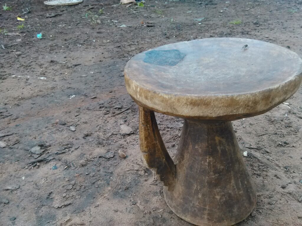 Un petit tabouret en bois, simple et authentique, évoquant le mobilier traditionnel rural.