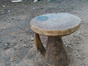 Un petit tabouret en bois, simple et traditionnel, évoquant le mobilier rural.