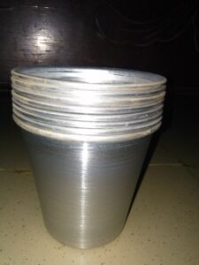 Des tasses en métal utilisées pour boire, pratiques et durables.
