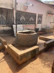 Des villageois puisant de l’eau potable dans un puits profond