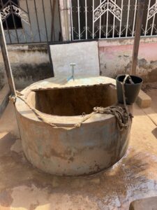 Des villageois puisant de l’eau potable dans un puits profond