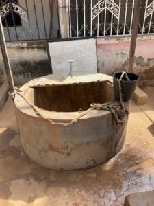 Des villageois puisant de l’eau potable dans un puits profond