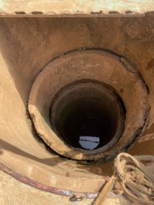 Des villageois utilisant un puits profond pour puiser de l’eau potable