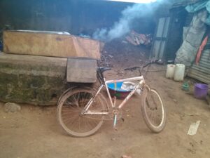 Un vélo coloré avec un panier rempli de pain, utilisé pour la vente ambulante en Afrique