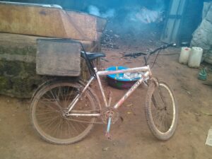 Un vélo coloré avec un panier rempli de pain, utilisé pour la vente ambulante en Afrique
