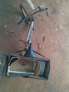 Vélo coloré avec panier rempli de pain, utilisé pour la vente ambulante en Afrique